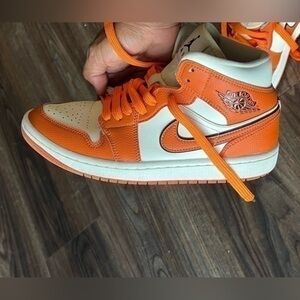 Air Jordan 1 Mid SE.